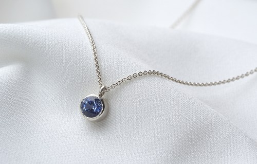 Birthstone Necklace (925 Silber, kreismattiert, blauer Saphir)